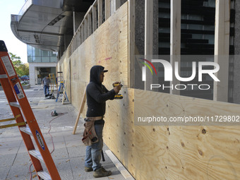 Business owners board up the windows in preparation for the Presidential Election 2024 next Tuesday, today in Washington DC, USA, on Novembe...