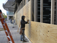 Business owners board up the windows in preparation for the Presidential Election 2024 next Tuesday, today in Washington DC, USA, on Novembe...