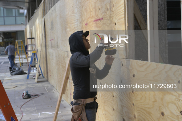 Business owners board up the windows in preparation for the Presidential Election 2024 next Tuesday, today in Washington DC, USA, on Novembe...