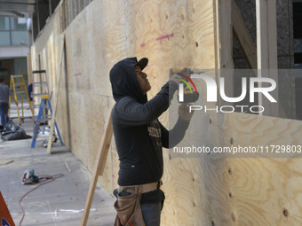 Business owners board up the windows in preparation for the Presidential Election 2024 next Tuesday, today in Washington DC, USA, on Novembe...