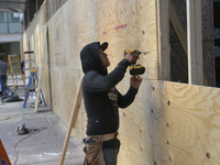 Business owners board up the windows in preparation for the Presidential Election 2024 next Tuesday, today in Washington DC, USA, on Novembe...