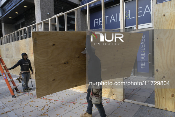 Business owners board up the windows in preparation for the Presidential Election 2024 next Tuesday, today in Washington DC, USA, on Novembe...