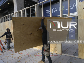 Business owners board up the windows in preparation for the Presidential Election 2024 next Tuesday, today in Washington DC, USA, on Novembe...