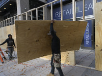 Business owners board up the windows in preparation for the Presidential Election 2024 next Tuesday, today in Washington DC, USA, on Novembe...