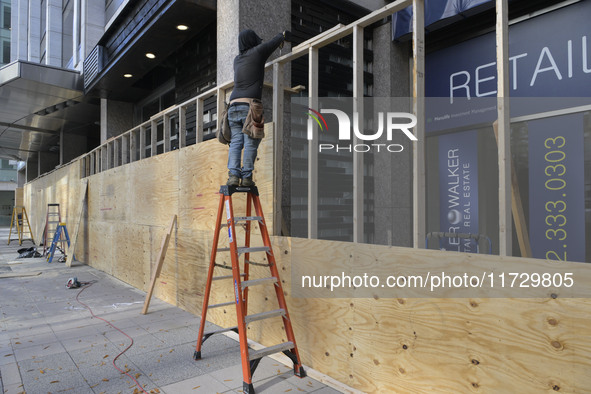 Business owners board up the windows in preparation for the Presidential Election 2024 next Tuesday, today in Washington DC, USA, on Novembe...