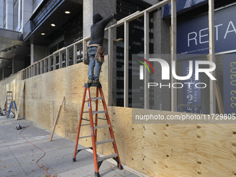 Business owners board up the windows in preparation for the Presidential Election 2024 next Tuesday, today in Washington DC, USA, on Novembe...