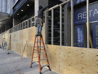 Business owners board up the windows in preparation for the Presidential Election 2024 next Tuesday, today in Washington DC, USA, on Novembe...