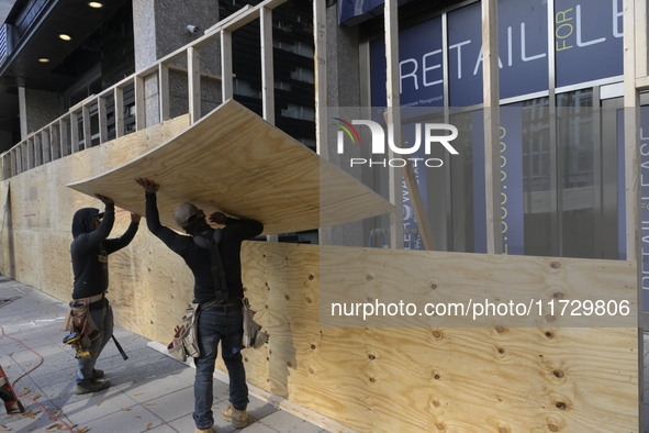 Business owners board up the windows in preparation for the Presidential Election 2024 next Tuesday, today in Washington DC, USA, on Novembe...