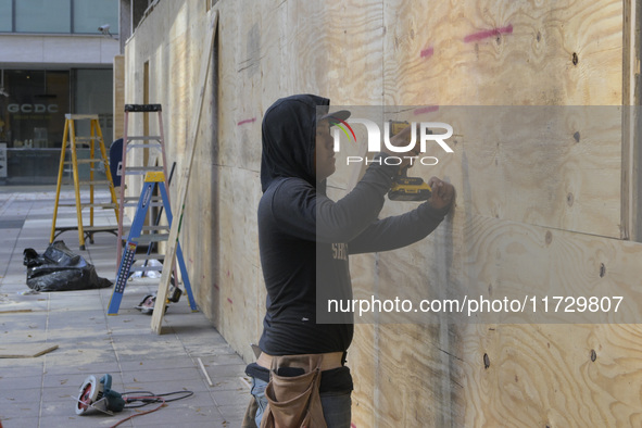 Business owners board up the windows in preparation for the Presidential Election 2024 next Tuesday, today in Washington DC, USA, on Novembe...