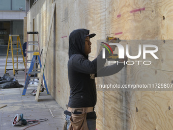 Business owners board up the windows in preparation for the Presidential Election 2024 next Tuesday, today in Washington DC, USA, on Novembe...