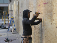 Business owners board up the windows in preparation for the Presidential Election 2024 next Tuesday, today in Washington DC, USA, on Novembe...