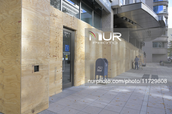 Business owners board up the windows in preparation for the Presidential Election 2024 next Tuesday, today in Washington DC, USA, on Novembe...