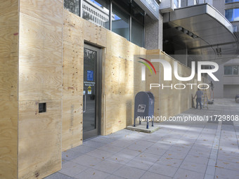 Business owners board up the windows in preparation for the Presidential Election 2024 next Tuesday, today in Washington DC, USA, on Novembe...