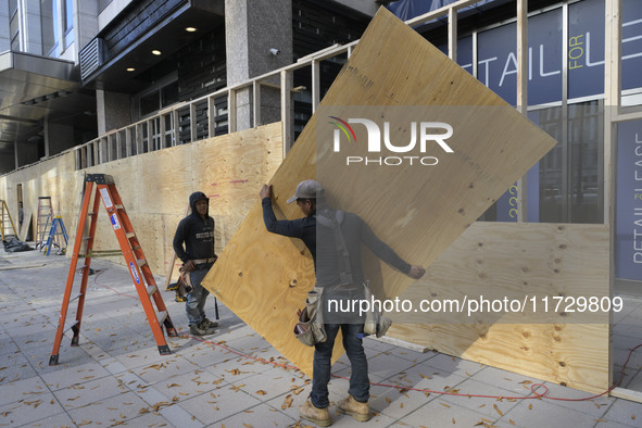 Business owners board up the windows in preparation for the Presidential Election 2024 next Tuesday, today in Washington DC, USA, on Novembe...