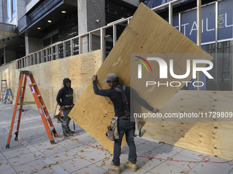 Business owners board up the windows in preparation for the Presidential Election 2024 next Tuesday, today in Washington DC, USA, on Novembe...