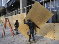 Business owners board up the windows in preparation for the Presidential Election 2024 next Tuesday, today in Washington DC, USA, on Novembe...