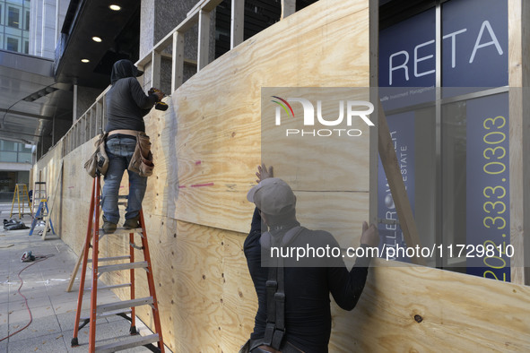 Business owners board up the windows in preparation for the Presidential Election 2024 next Tuesday, today in Washington DC, USA, on Novembe...