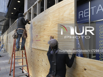 Business owners board up the windows in preparation for the Presidential Election 2024 next Tuesday, today in Washington DC, USA, on Novembe...