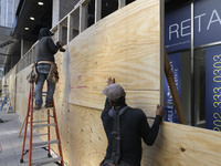 Business owners board up the windows in preparation for the Presidential Election 2024 next Tuesday, today in Washington DC, USA, on Novembe...