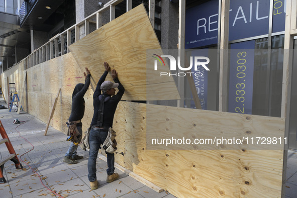 Business owners board up the windows in preparation for the Presidential Election 2024 next Tuesday, today in Washington DC, USA, on Novembe...