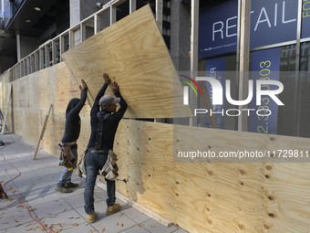 Business owners board up the windows in preparation for the Presidential Election 2024 next Tuesday, today in Washington DC, USA, on Novembe...