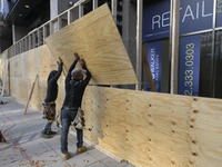 Business owners board up the windows in preparation for the Presidential Election 2024 next Tuesday, today in Washington DC, USA, on Novembe...