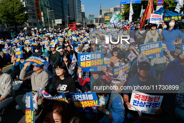 Tens of thousands of Democratic Party members, citizens, and lawmakers attend the protest in front of Seoul Station, calling for a special i...