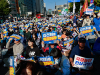 Tens of thousands of Democratic Party members, citizens, and lawmakers attend the protest in front of Seoul Station, calling for a special i...