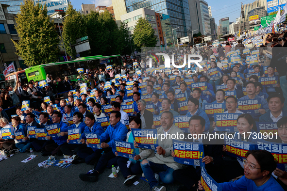 Democratic Party leader Lee Jae-myung (center), along with opposition lawmakers and tens of thousands of party members, holds a rally speech...