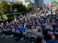 Democratic Party leader Lee Jae-myung (center), along with opposition lawmakers and tens of thousands of party members, holds a rally speech...