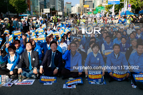 Democratic Party leader Lee Jae-myung (center), along with opposition lawmakers and tens of thousands of party members, holds a rally speech...