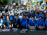 Democratic Party leader Lee Jae-myung (center), along with opposition lawmakers and tens of thousands of party members, holds a rally speech...