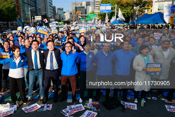 Democratic Party leader Lee Jae-myung (center), along with opposition lawmakers and tens of thousands of party members, holds a rally speech...