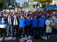 Democratic Party leader Lee Jae-myung (center), along with opposition lawmakers and tens of thousands of party members, holds a rally speech...