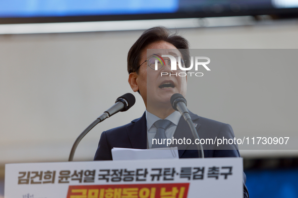 Lee Jae-myung, the leader of the Democratic Party, delivers a speech condemning President Yoon Suk-yeol and calls for a special investigatio...