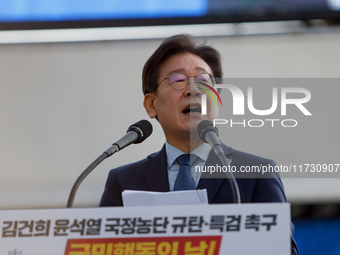 Lee Jae-myung, the leader of the Democratic Party, delivers a speech condemning President Yoon Suk-yeol and calls for a special investigatio...