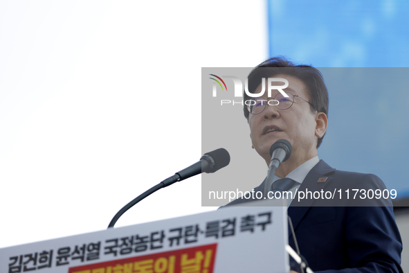 Lee Jae-myung, the leader of the Democratic Party, delivers a speech condemning President Yoon Suk-yeol and calls for a special investigatio...