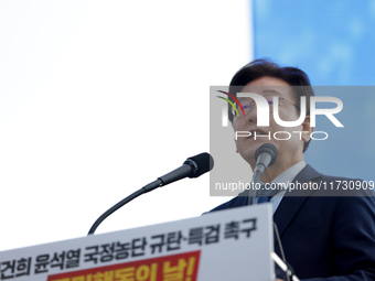 Lee Jae-myung, the leader of the Democratic Party, delivers a speech condemning President Yoon Suk-yeol and calls for a special investigatio...