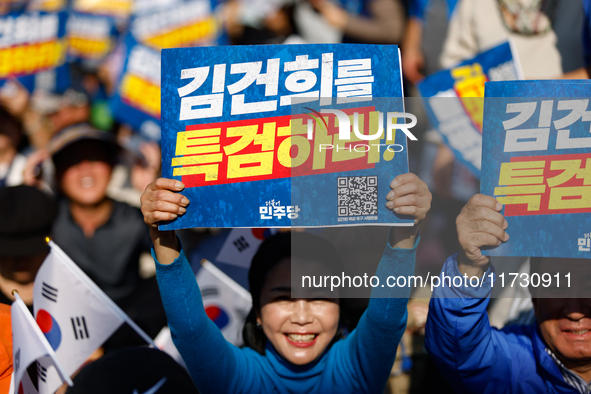 Tens of thousands of Democratic Party members, citizens, and lawmakers attend the protest in front of Seoul Station, calling for a special i...