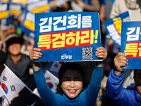 Tens of thousands of Democratic Party members, citizens, and lawmakers attend the protest in front of Seoul Station, calling for a special i...