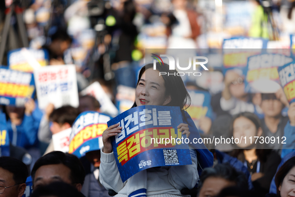 Tens of thousands of Democratic Party members, citizens, and lawmakers attend the protest in front of Seoul Station, calling for a special i...