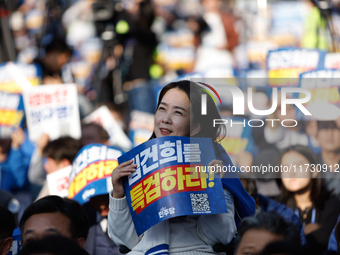 Tens of thousands of Democratic Party members, citizens, and lawmakers attend the protest in front of Seoul Station, calling for a special i...