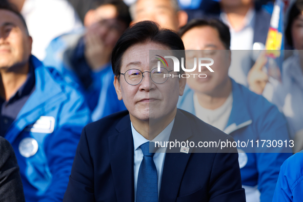 Democratic Party leader Lee Jae-myung (center), along with opposition lawmakers and tens of thousands of party members, holds a rally speech...