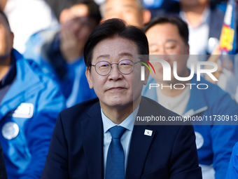 Democratic Party leader Lee Jae-myung (center), along with opposition lawmakers and tens of thousands of party members, holds a rally speech...