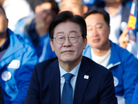 Democratic Party leader Lee Jae-myung (center), along with opposition lawmakers and tens of thousands of party members, holds a rally speech...