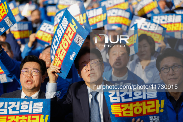 Democratic Party leader Lee Jae-myung (center), along with opposition lawmakers and tens of thousands of party members, holds a rally speech...