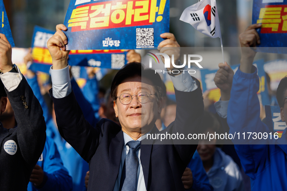 Democratic Party leader Lee Jae-myung (center), along with opposition lawmakers and tens of thousands of party members, holds a rally speech...