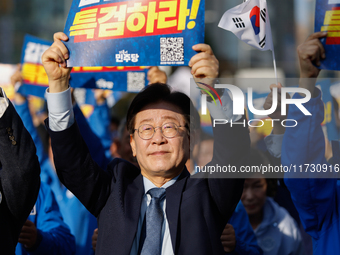 Democratic Party leader Lee Jae-myung (center), along with opposition lawmakers and tens of thousands of party members, holds a rally speech...