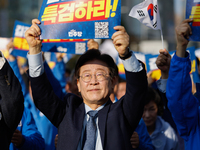 Democratic Party leader Lee Jae-myung (center), along with opposition lawmakers and tens of thousands of party members, holds a rally speech...