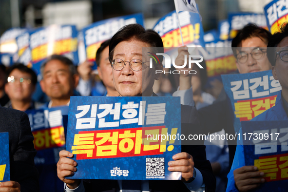 Democratic Party leader Lee Jae-myung (center), along with opposition lawmakers and tens of thousands of party members, holds a rally speech...